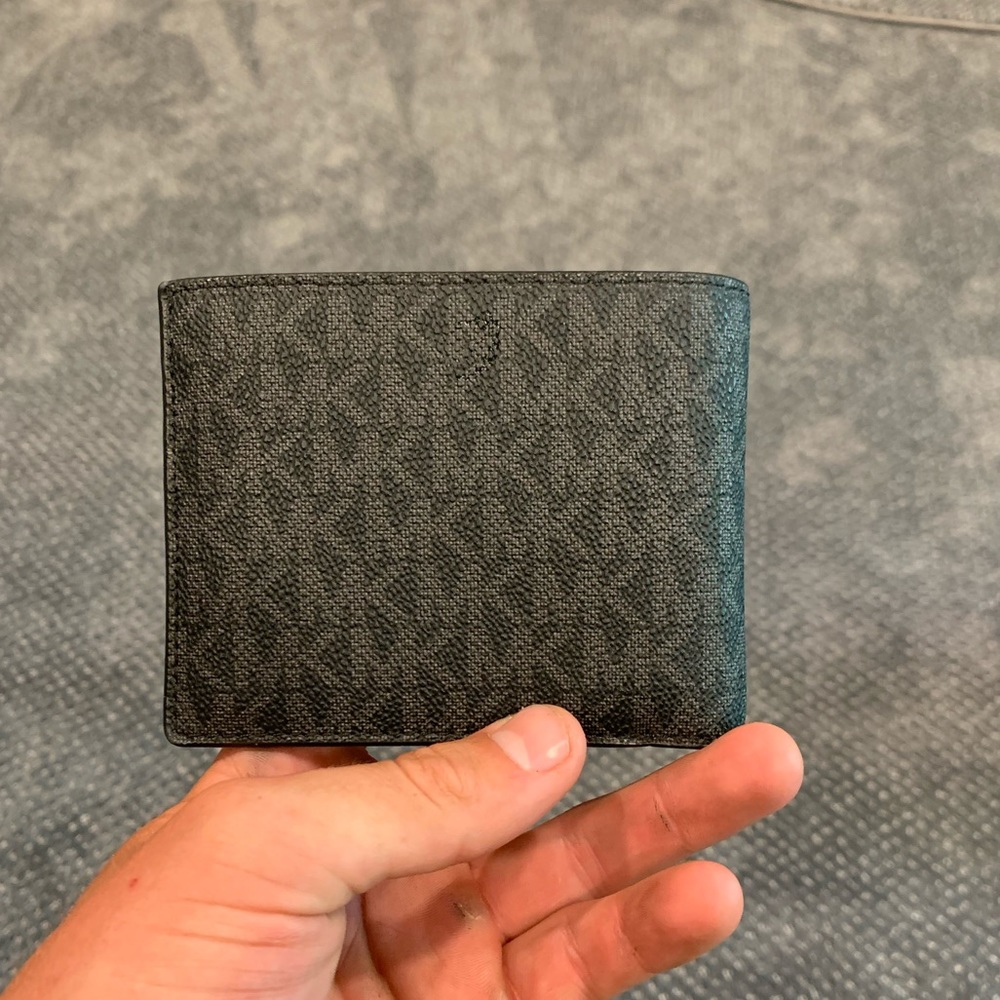 Men’s Micheal Kors wallet